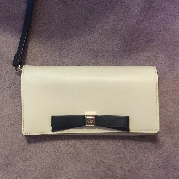 kate spade Handbags - NEW Kate Spade wristlet